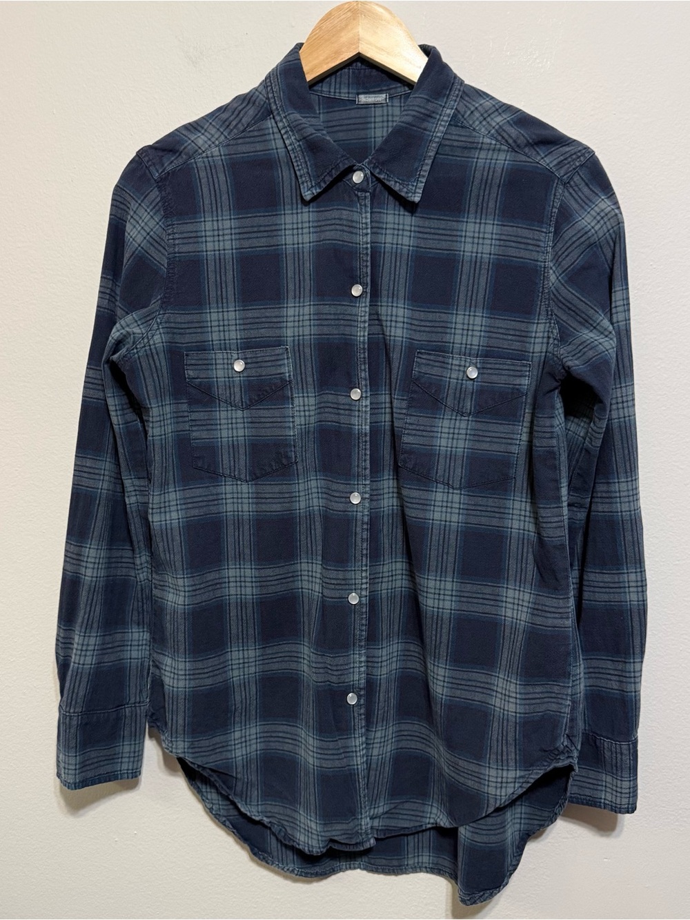 Monrow women’s plaid flannel snap front pocket shirt M